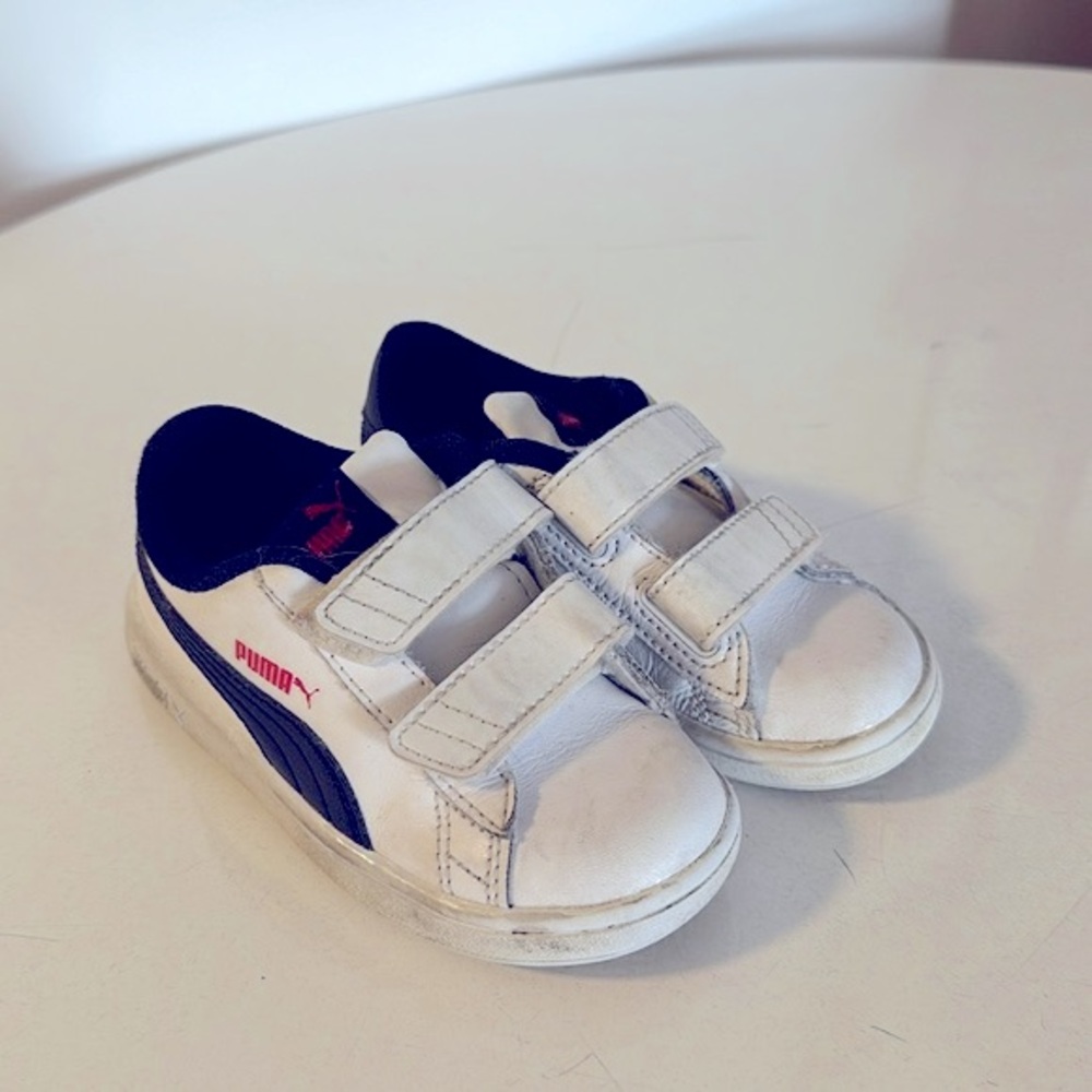Velcro puma tennis shoes